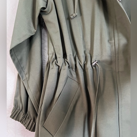 ELIZABETH&JAMES | Olive Windebreaker - Picture 5 of 6